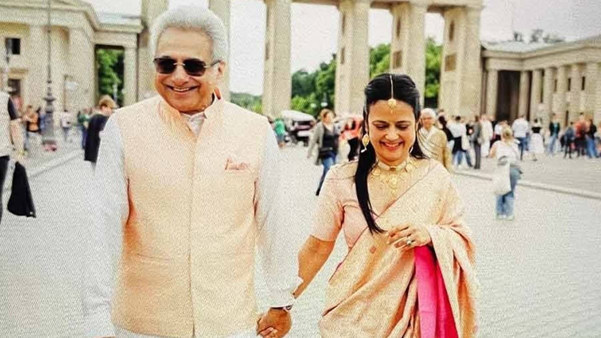Mahua Moitra-Pinaki Misra Wedding: বিয়ে নিয়ে অফিসিয়ালি কিছু জানাননি মহুয়া মৈত্র, তবে পিনাকি মিশ্রের সঙ্গে তৃণমূল সাংসদের ছবি ভাইরাল হল হু হু করে