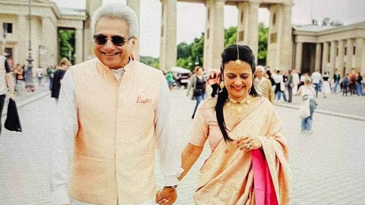 Mahua Moitra-Pinaki Misra Wedding: বিয়ে নিয়ে অফিসিয়ালি কিছু জানাননি মহুয়া মৈত্র, তবে পিনাকি মিশ্রের সঙ্গে তৃণমূল সাংসদের ছবি ভাইরাল হল হু হু করে