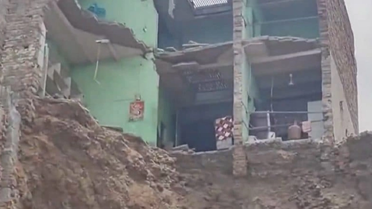 Mathura Building Collapsed: চলছিল খননকাজ, আচমকা হুড়মুড়িয়ে ভেঙে পড়ল একাধিক বাড়ি, মৃত্যু ১ জনের, আহত বহু