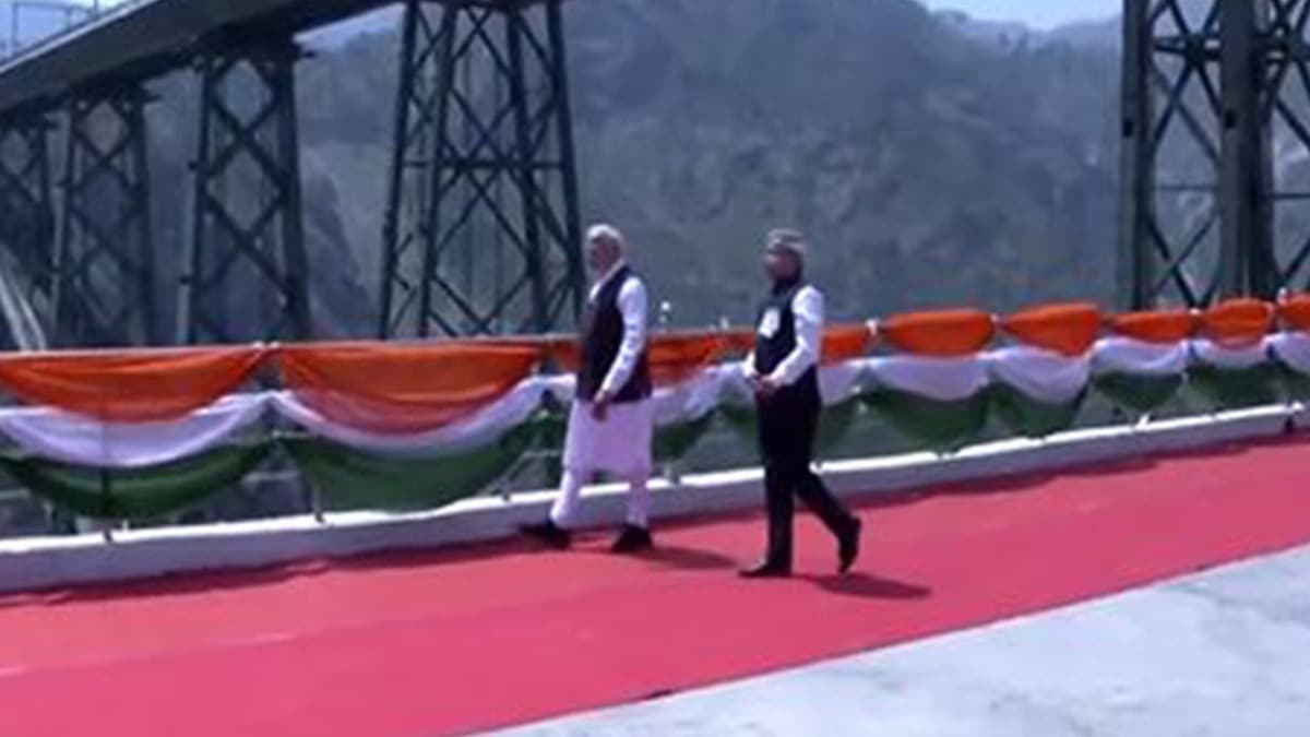 PM Modi Inspects Chenab Bridge: ভারতের আজ গর্বের দিন, প্রধানমন্ত্রী মোদীর হাত ধরে উদ্বোধন হচ্ছে বিশ্বের সবচেয়ে উঁচু চেনাব ব্রিজের, দেখুন