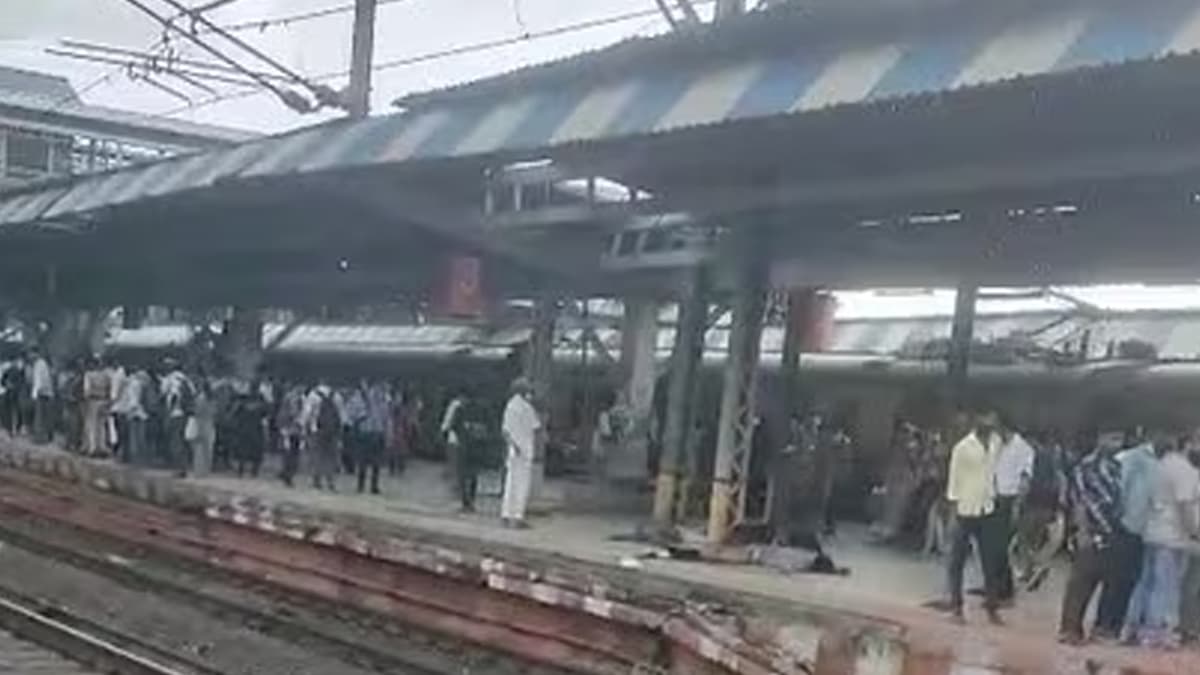 Maharashtra Train Mishap: দুর্ঘটনা মৃতদের পরিবারকে ৫ লক্ষ টাকার ক্ষতিপূরণ, ট্রেনে বসছে স্বয়ংক্রিয় দরজা
