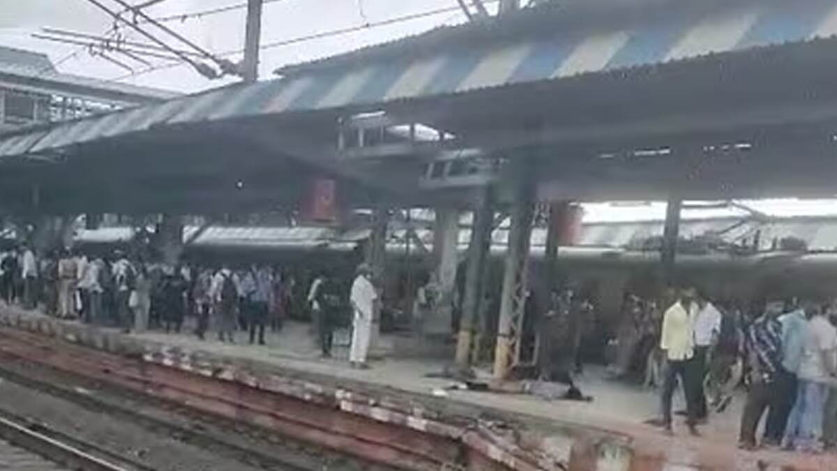 Maharashtra Train Mishap: দুর্ঘটনা মৃতদের পরিবারকে ৫ লক্ষ টাকার ক্ষতিপূরণ, ট্রেনে বসছে স্বয়ংক্রিয় দরজা