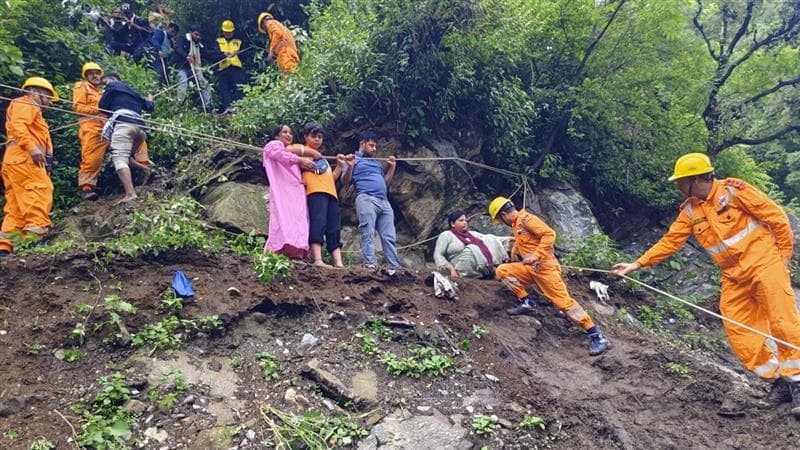 Uttarakhand Rain: উত্তরাখণ্ডে এক নাগাড়ে বৃষ্টি, পাহাড় থেকে দড়ি বেঁধে নামানো হচ্ছে কেদারনাথমুখী মানুষকে, দেখুন