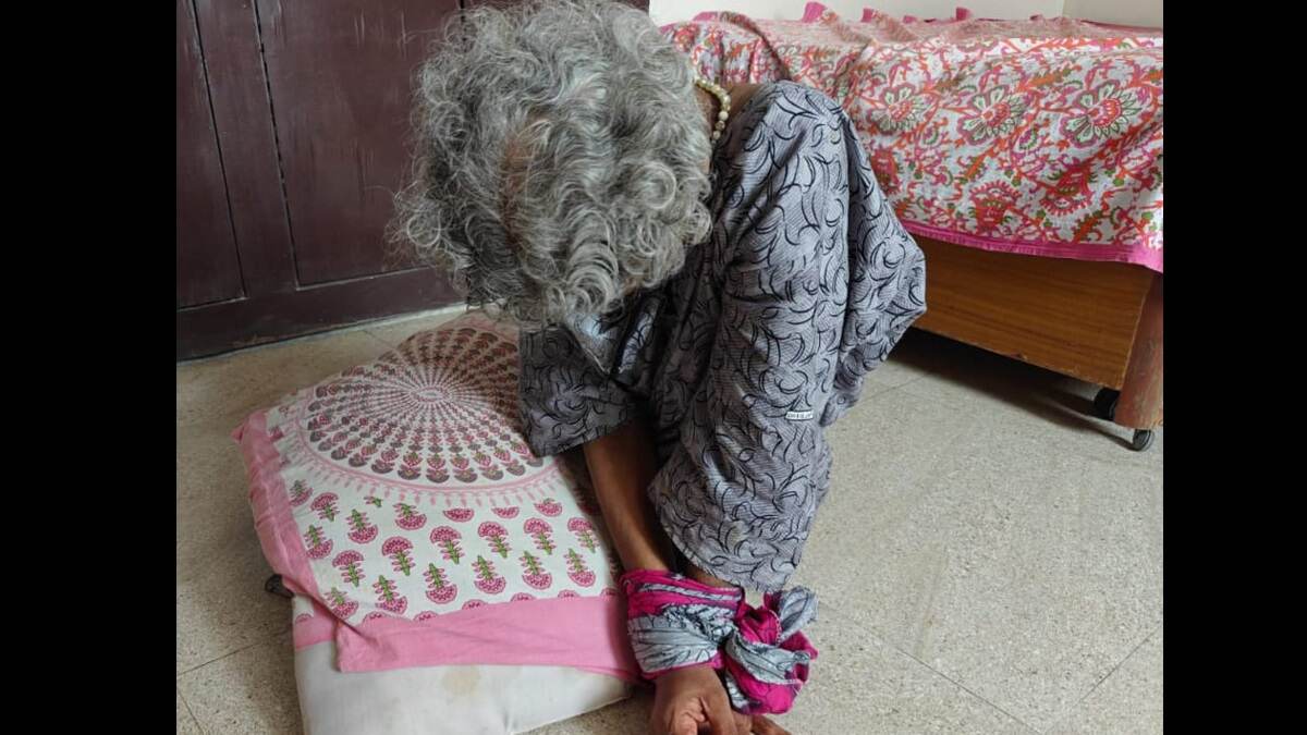 Old Age Home Video: নুয়ে পড়ছে মাথা, হাত-পা বাধা বৃদ্ধরা রয়েছেন বৃদ্ধাশ্রমে, দেখে চোখে জল আসবে
