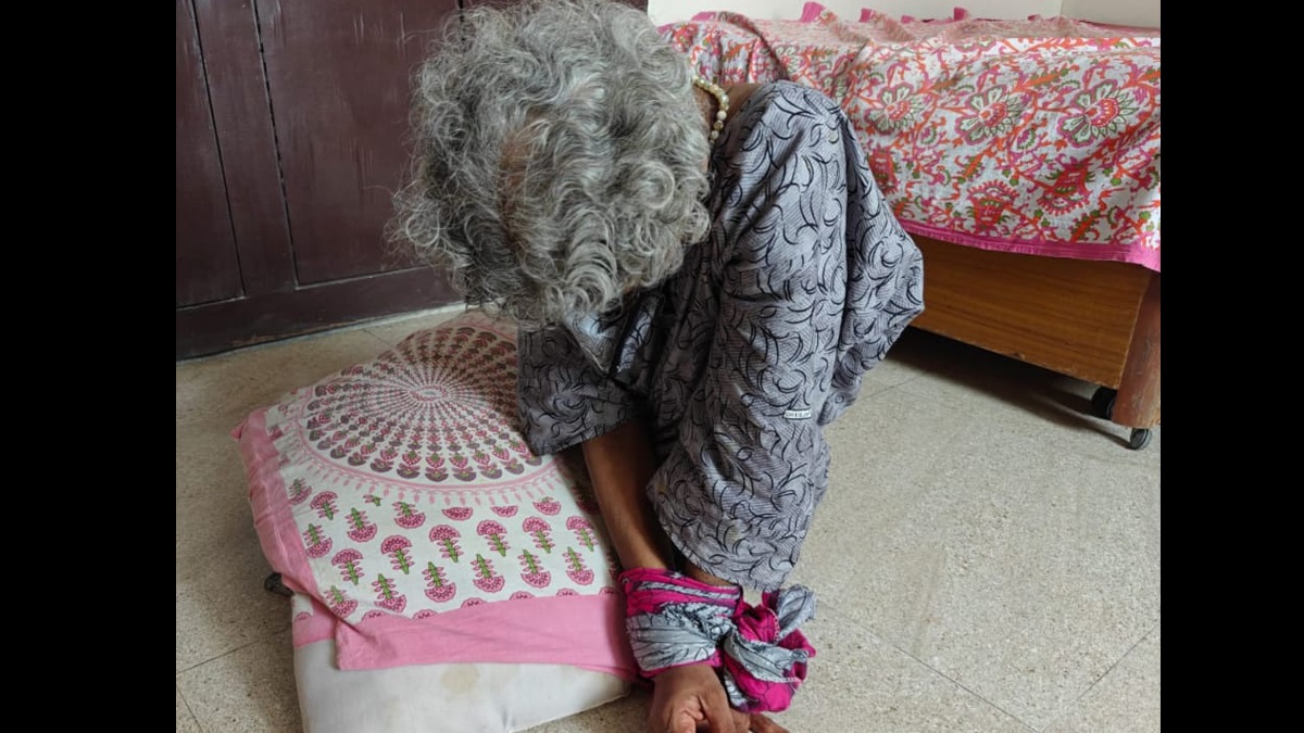 Old Age Home Video: নুয়ে পড়ছে মাথা, হাত-পা বাধা বৃদ্ধরা রয়েছেন বৃদ্ধাশ্রমে, দেখে চোখে জল আসবে