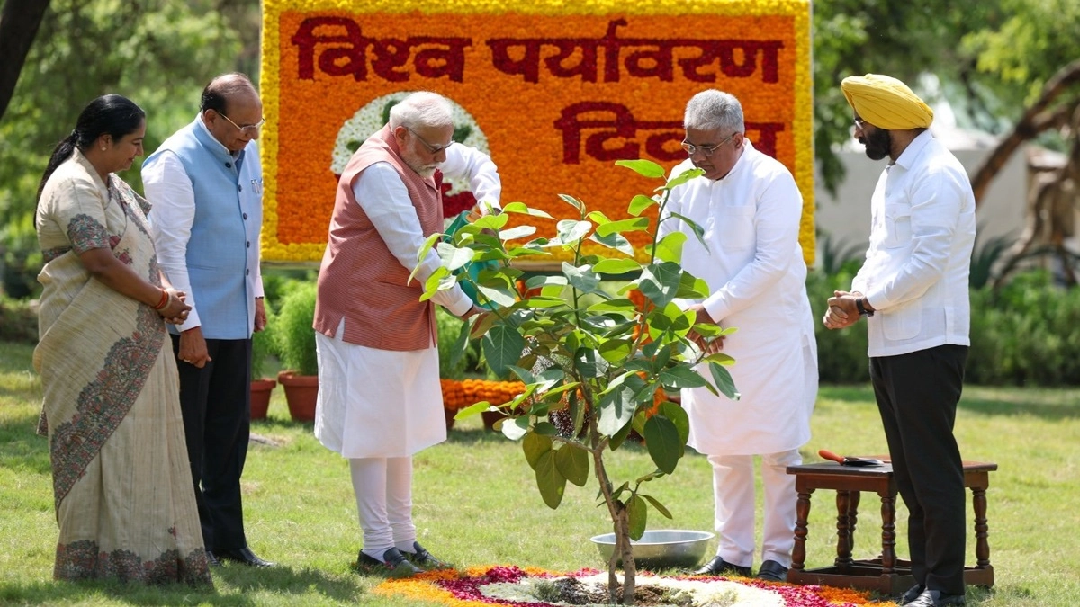 World Environment Day 2025: বিশ্ব পরিবেশ দিবসে বৃক্ষ রোপণ প্রধানমন্ত্রীর, 'এক পেড় মাকে নাম' প্রকল্পে ১০ কোটি গাছ লাগাবে কেন্দ্র