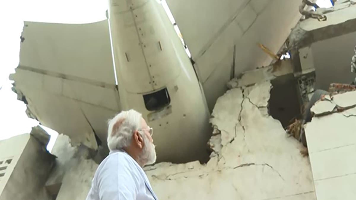 Air India Plane Crash: ড্রিমলাইনার ভেঙে গিলে খেল ২৪১ জনকে, আহমেদাবাদে পৌঁছে চোখে জল প্রধানমন্ত্রীর