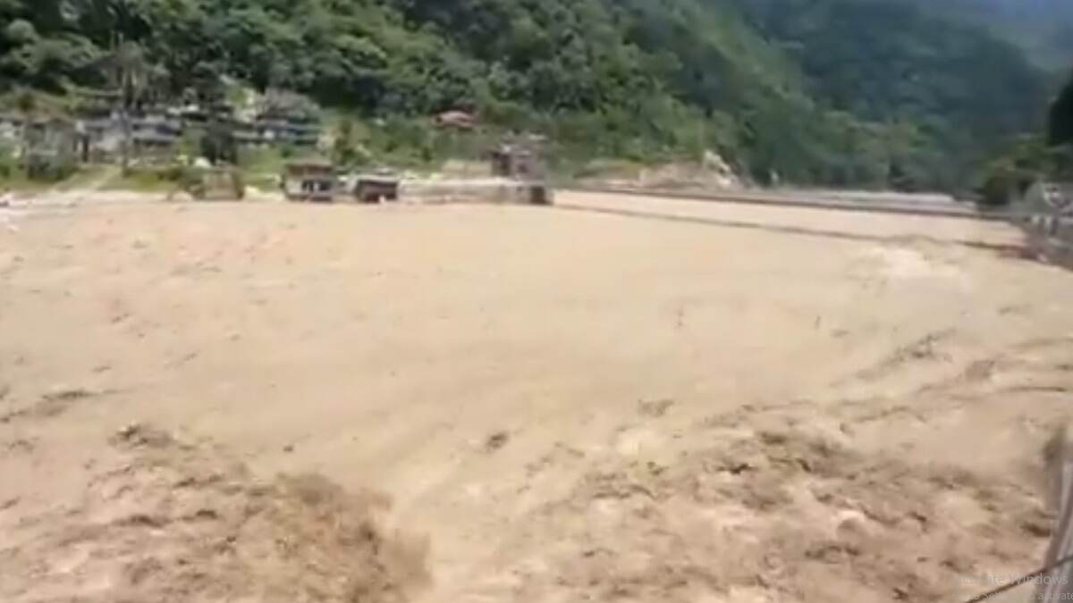 Sikkim Rain, Landslide Video: বৃষ্টিতে ভয়াবহ ছবি সিকিমে, মুখের হা বড় করে বইছে নদী, রাস্তাঘাট গোগ্রাসে উঠছে বন্যা, রাক্ষুসে রূপ নিয়েছে পাহাড়ি ঝোরাও, ভাইরাল ভিডিয়ো
