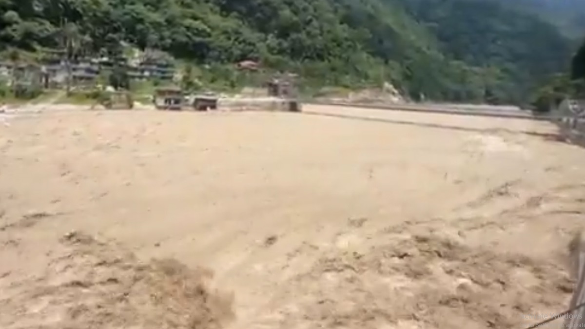 Sikkim Rain, Landslide Video: বৃষ্টিতে ভয়াবহ ছবি সিকিমে, মুখের হা বড় করে বইছে নদী, রাস্তাঘাট গোগ্রাসে উঠছে বন্যা, রাক্ষুসে রূপ নিয়েছে পাহাড়ি ঝোরাও, ভাইরাল ভিডিয়ো