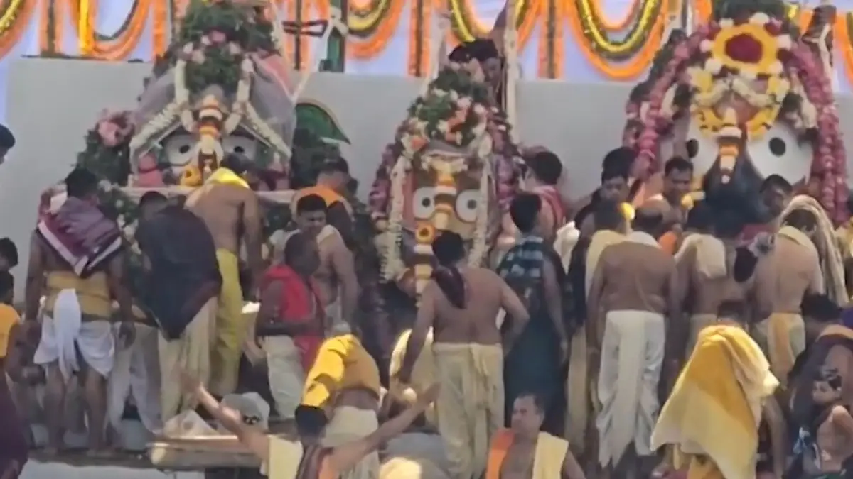 Jagannath Dev's Snana Yatra 2025 Images and Videos: রথযাত্রার ঢাকে কাঠি; চলছে জগন্নাথদেবের স্নান যাত্রা, ১০৮ কলসের সুগন্ধী জলে স্নান করবেন মহাপ্রভু