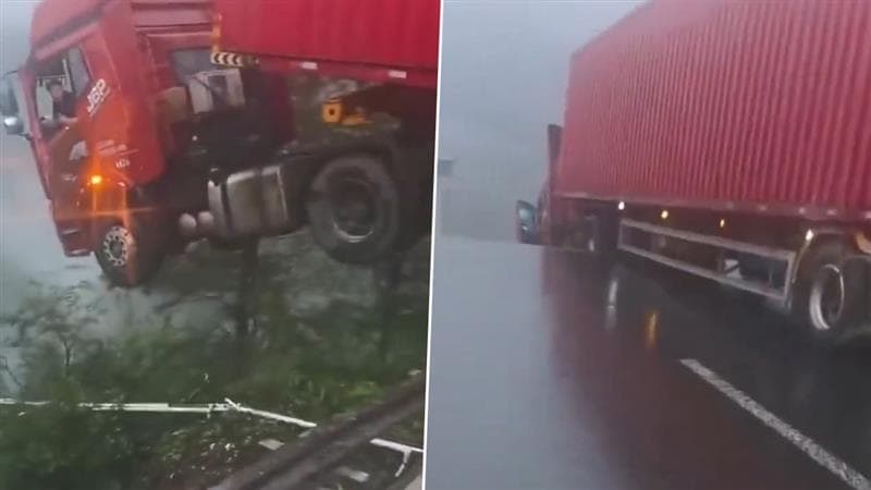 Flood In China Video: বন্যা, ধ্বসে ভেঙে পড়ল সেতু, হাওয়ায় ঝুলছে ট্রাক, প্রাণ নিয়ে টানাটানি চালকের দেখুন ভিডিয়ো