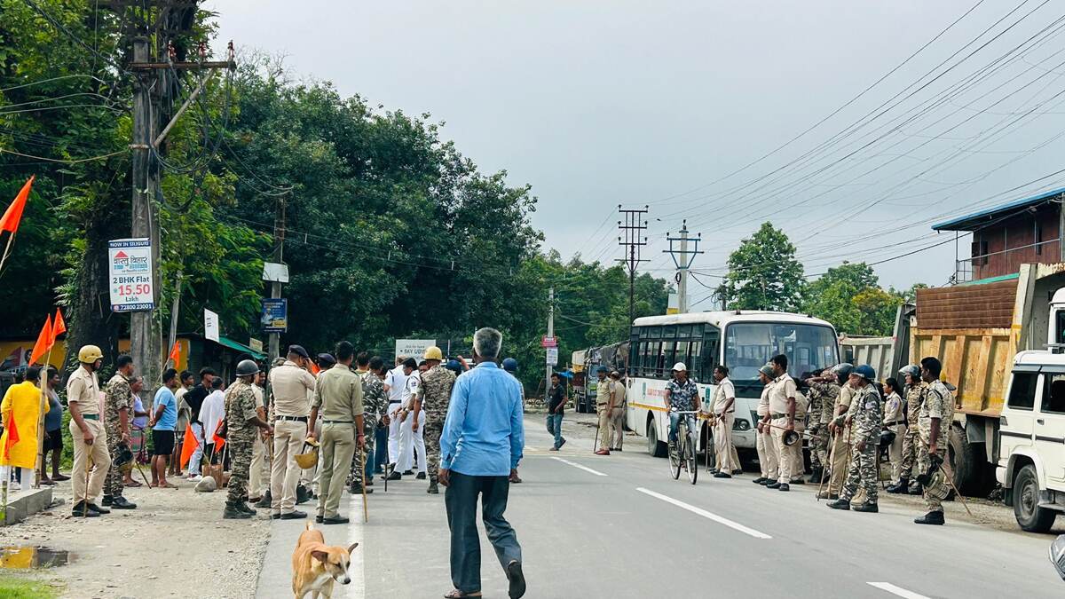 VHP Strike In Matigara: হিন্দুদের ওপর হামলার প্রতিবাদে ভিএইচপি-র ডাকে বনধ, শুনশান মাটিগাড়া; মোতায়েন পুলিশ (দেখুন ভিডিও)