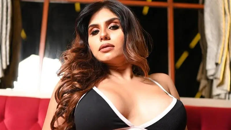 Taniya Chatterjee: অন্তর্বাসে তানিয়া, ভাইরাল 'সেক্সি' ভিডিয়ো