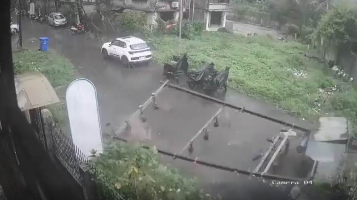 Viral Video: প্রচণ্ড বৃষ্টির সঙ্গে ঝড়, হঠাৎ মাটি থেকে উপড়ে পড়ল ট্রান্সফর্মার, দেখুন ভাইরাল ভিডিয়ো