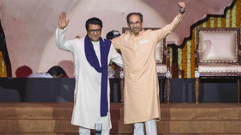 Uddhav Raj Thackeray: ২০ বছর বাদে ঠাকরে পরিবারে 'করণ-অর্জুন'মুহূর্ত, দুই ভাই উদ্ভব-রাজ অবশেষে হাত ধরলেন