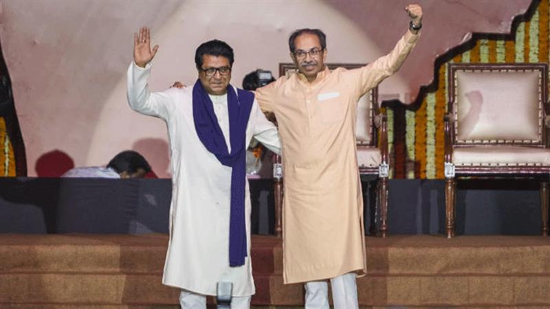 Uddhav Raj Thackeray: ২০ বছর বাদে ঠাকরে পরিবারে 'করণ-অর্জুন'মুহূর্ত, দুই ভাই উদ্ভব-রাজ অবশেষে হাত ধরলেন