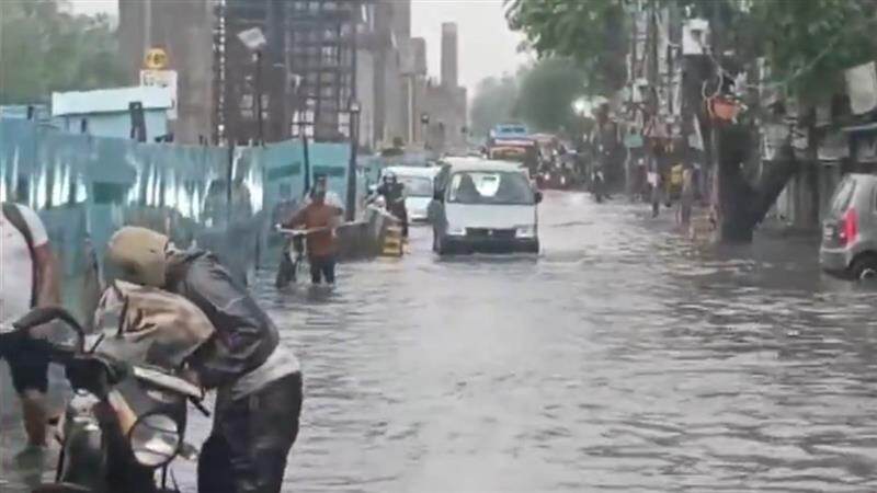 Rain Lashes Delhi: দিল্লিতে প্রবল বৃষ্টিপাতে বিস্তীর্ণ এলাকা জলমগ্ন, সকাল থেকেই যানজটে রাজধানী (দেখুন ভিডিও)