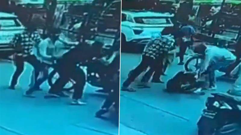 Noida Video: ক্যামেরার সামনে এক ব্যক্তিকে তিনজন মিলে লাথি ও ঘুষি, দেখুন ভিডিও