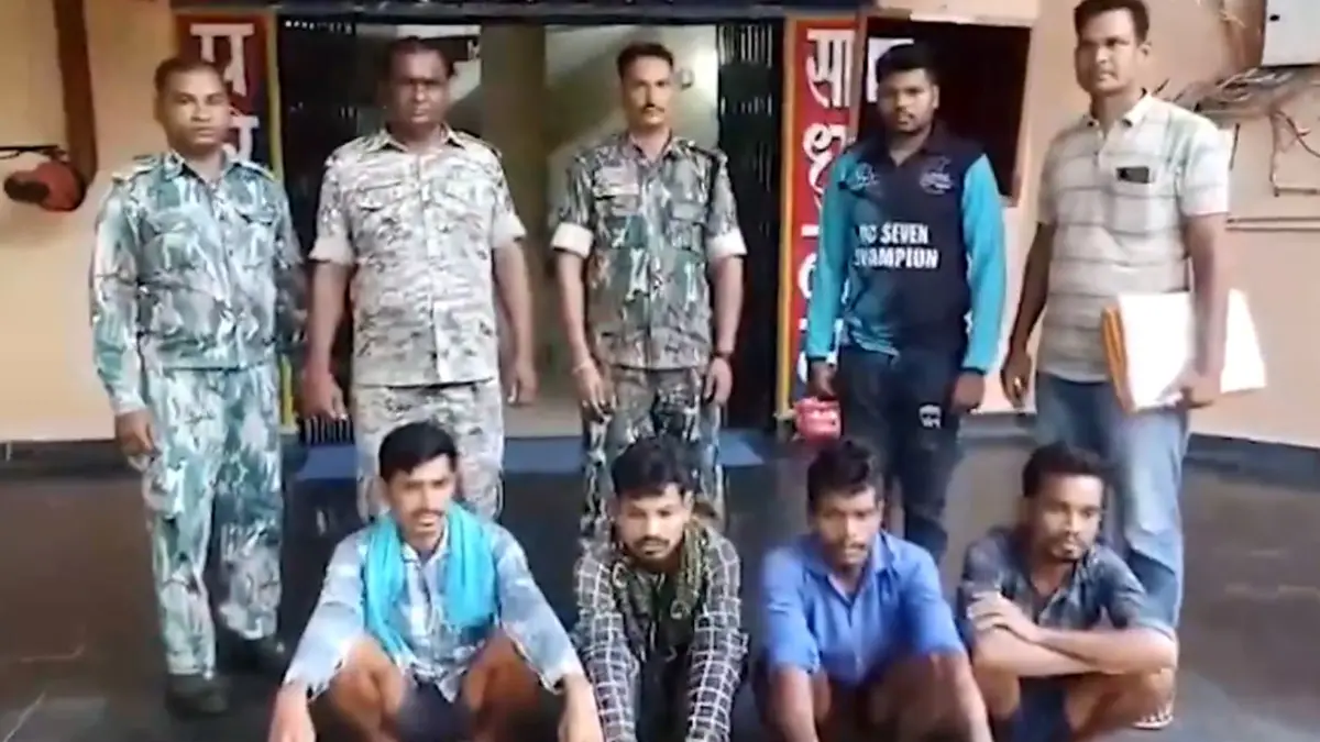 Chhattisgarh: ছত্তিশগড়ের জঙ্গলে তল্লাশি অভিযানে যৌথ বাহিনীর হাতে পাকড়াও ৬ মাওবাদী, ধৃতদের মধ্যে ২ জনের বিরুদ্ধে রয়েছে একাধিক অভিযোগ