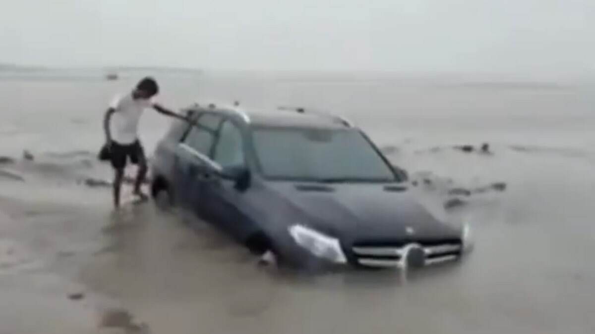 Mercedes Viral Video: মার্সিডিজ চালিয়ে সমুদ্র সৈকতে কায়দা, বালিতে ধসে গেল বিলাসবহুল গাড়ি, দেখুন কী অবস্থা হল