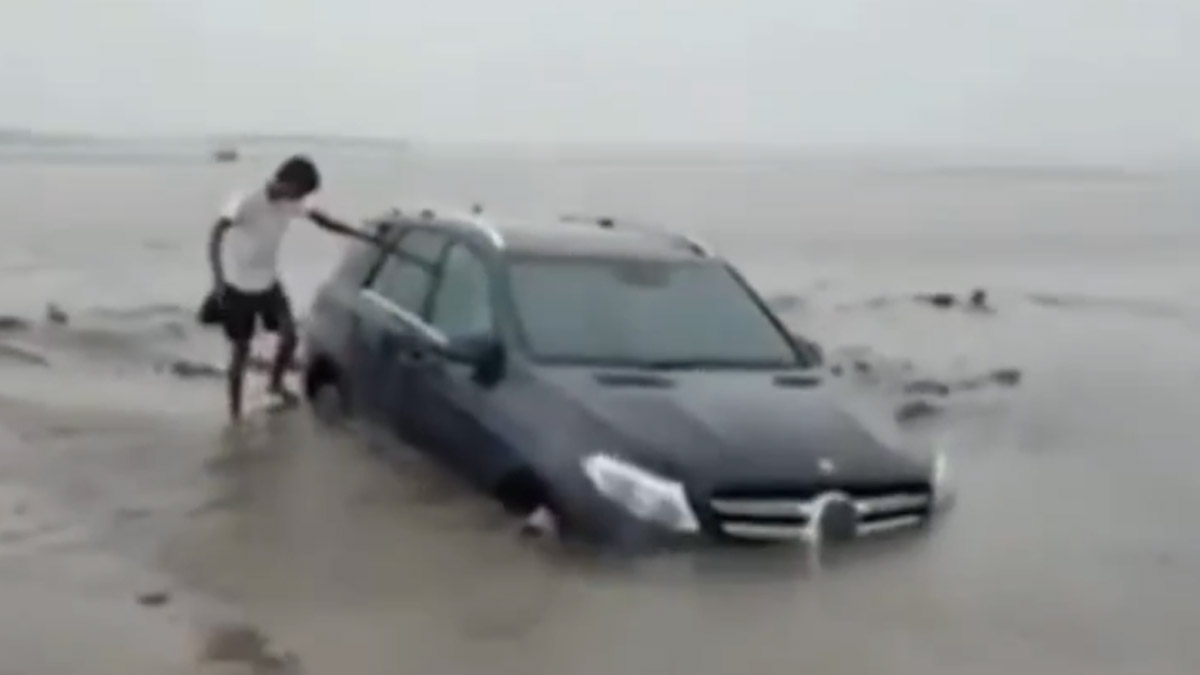 Mercedes Viral Video: মার্সিডিজ চালিয়ে সমুদ্র সৈকতে কায়দা, বালিতে ধসে গেল বিলাসবহুল গাড়ি, দেখুন কী অবস্থা হল