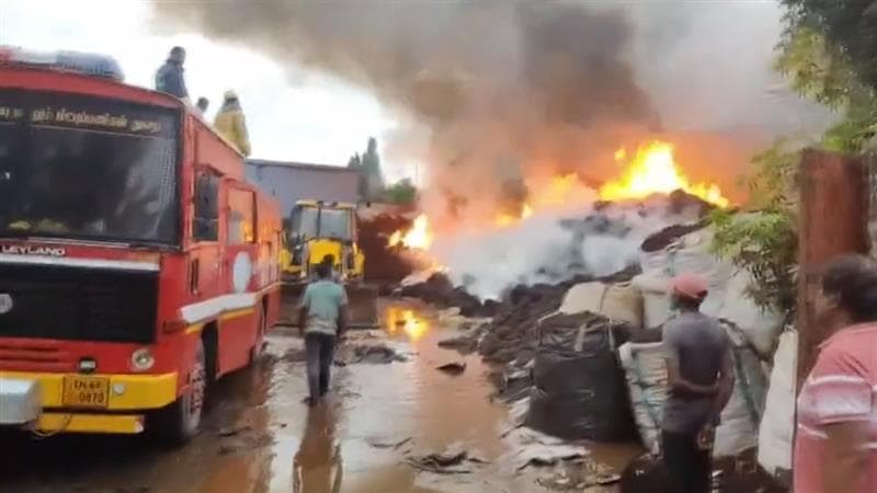 Fire Breaks Out: স্ক্র্যাপ লোহার গুদামে ভয়াবহ আগুন, দমকল বাহিনী আগুন নিয়ন্ত্রণের চেষ্টা চালাচ্ছে