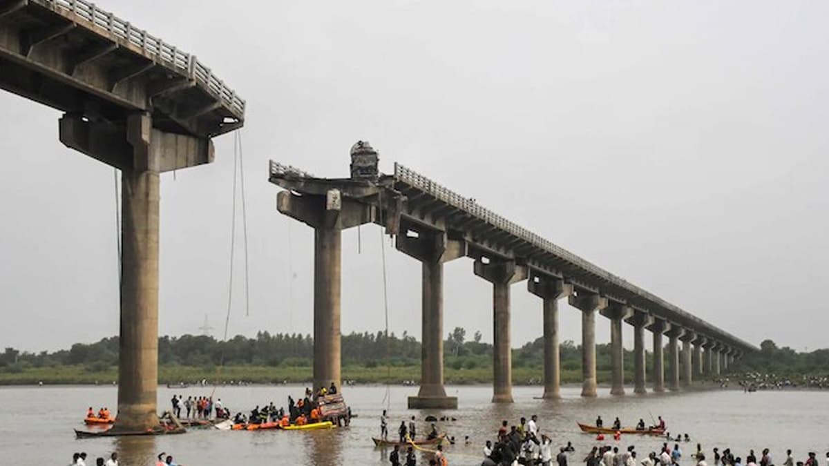 Gujarat Bridge Collapse: ভদোদারায় সেতু বিপর্যয়ের ঘটনায় ৪ ইঞ্জিনিয়ারকে সাসপেন্ড করল প্রশাসন, মৃতের সংখ্যা বেড়ে ১৬