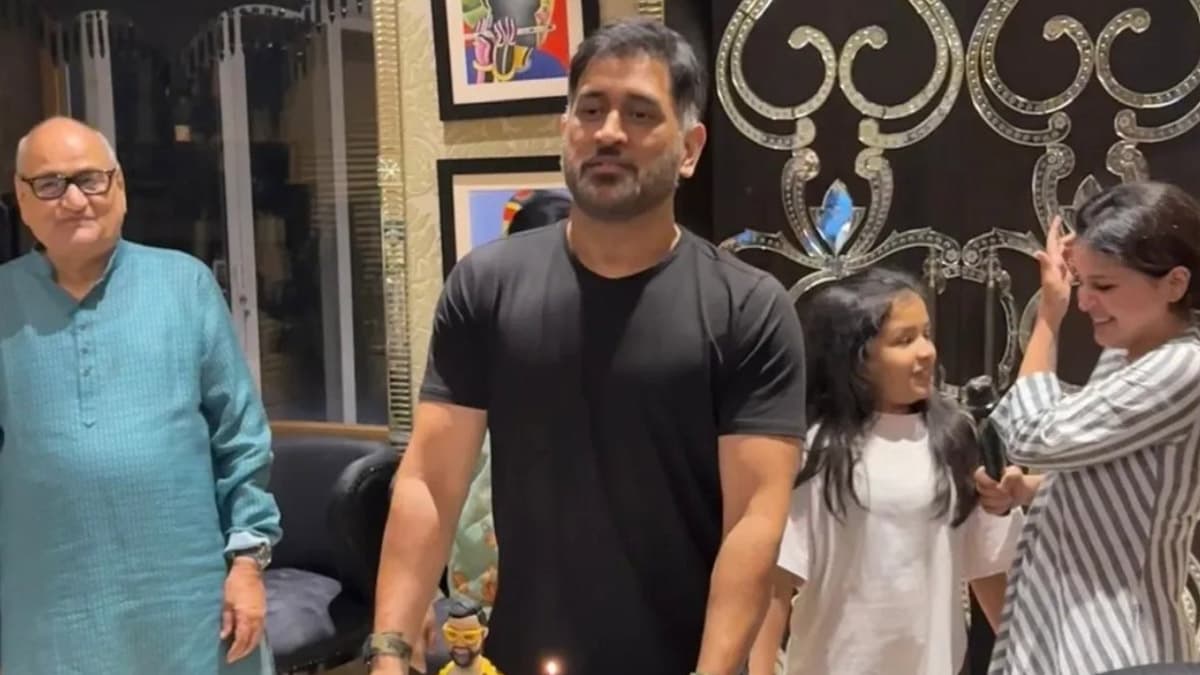 MS Dhoni Birthday: জন্মদিনে পরিবারের সঙ্গে কেক কেটে ৪৪ বছরের ধোনির নতুন শপথ
