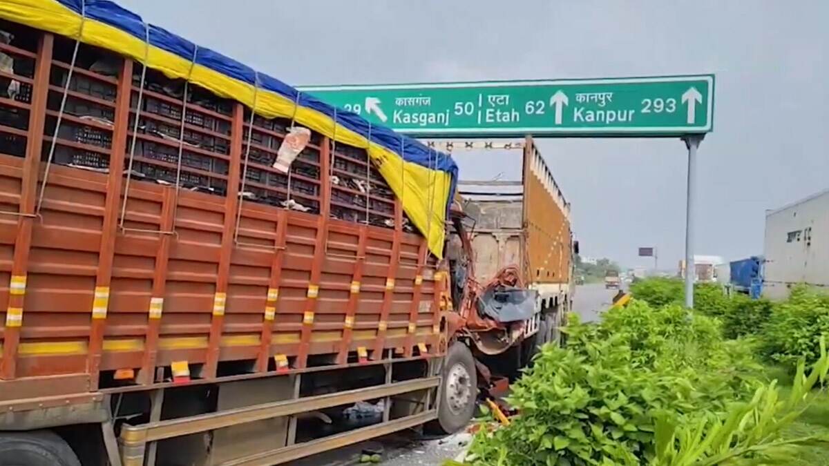 Aligarh Road Accident: আলিগড়ে দুটি ট্রাকের সংঘর্ষে অবরুদ্ধ জাতীয় সড়ক, জেসিবি দিয়ে উদ্ধার করা হল ট্রাক চালককে, দেখুন ভিডিয়ো