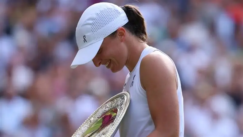 Iga Świątek 6-0, 6-0: উইম্বলডনের ইতিহাসের সবচেয়ে একপেশে ফাইনালে জিতে চ্য়াম্পিয়ন ইগা শিয়নটেক