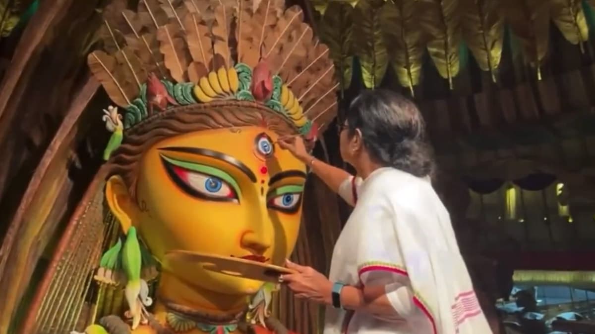 Durga Puja 2025: হাতে বাকি মাত্র ৬০ দিন, পুজো উদ্যোক্তাদের সঙ্গে নেতাজী ইন্ডোরে বৈঠকে মমতা বন্দ্যোপাধ্যায়