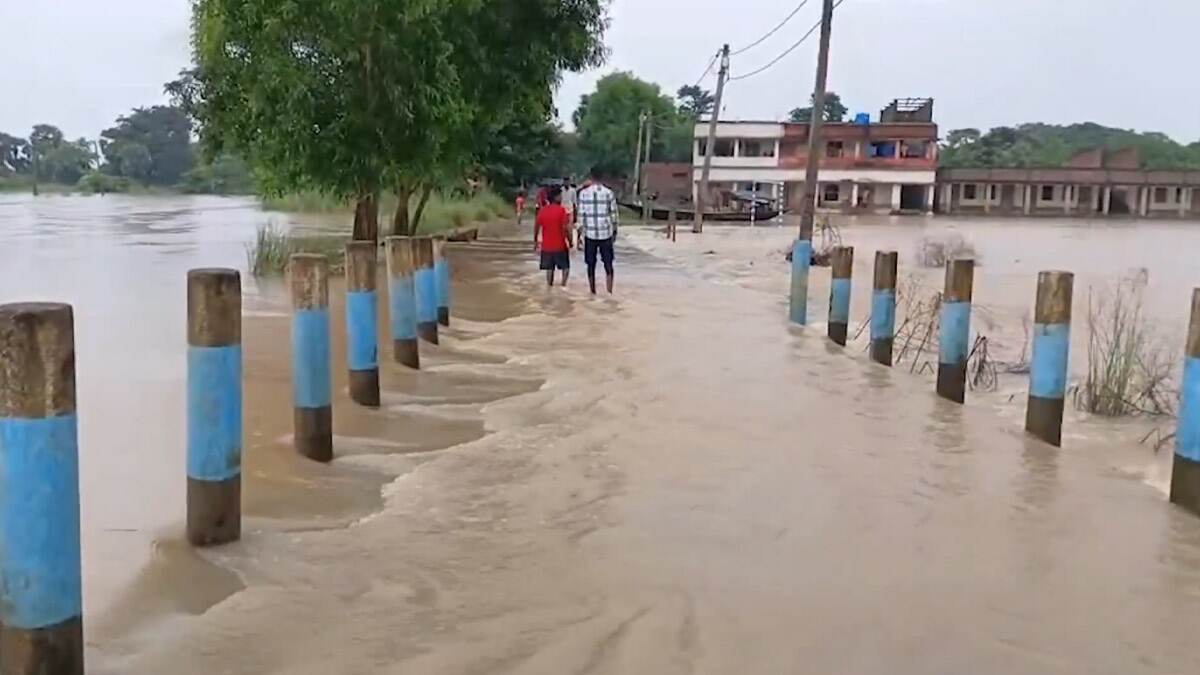 Ghatal: ডুবছে ঘাটালের রাস্তাঘাট, আশঙ্কায় রাত কাটছে ঘাটালবাসীর, বিপদসীমার ওপর বইছে শিলাবতীর জল, দেখুন ভিডিয়ো