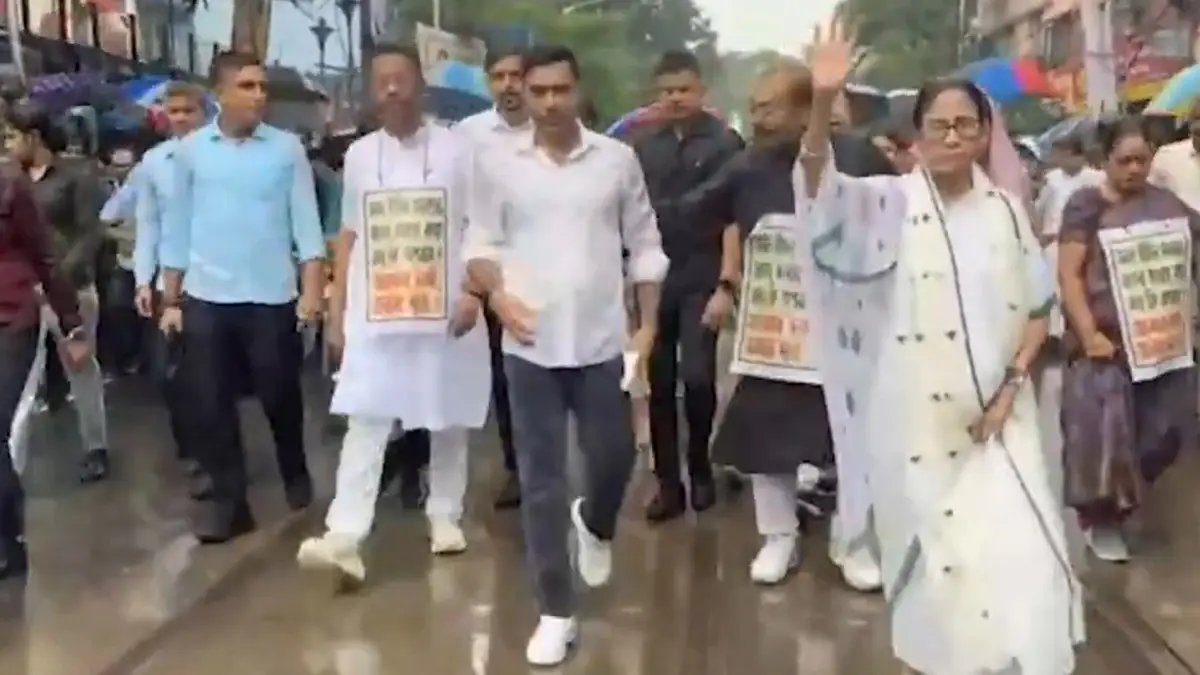 CM Mamata Banerjee: বৃষ্টি মাথায় ভিনরাজ্যের বাঙালি হেনস্থার বিরুদ্ধে পথে নামলেন মমতা বন্দ্যোপাধ্যায়, দেখুন ভিডিয়ো