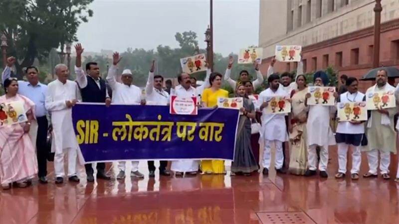 Bihar SIR Issue: এসআইআর ইস্যু নিয়ে সংসদের বাইরে ইন্ডিয়া ব্লকের সদস্যদের বিক্ষোভ