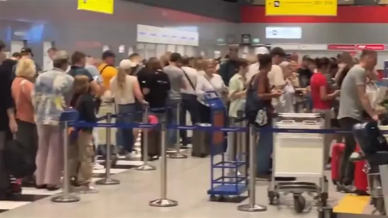 Russia- Ukraine Conflict: ইউক্রেনের ড্রোন হামলায় মস্কোতে বিমান চলাচল ব্যাহত, মস্কো বিমানবন্দরে ব্যাপক বিলম্বের মধ্যে আটক যাত্রীরা ঘুমিয়ে পড়লেন মেঝেতেই (দেখুন ভিডিও )