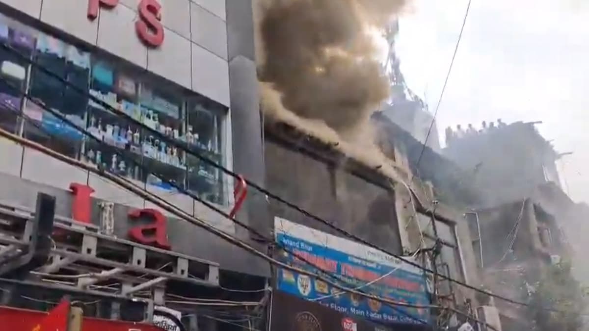 Delhi Fire: সদর বাজারের দোকানে বিধ্বংসী অগ্নিকাণ্ড, ঘটনাস্থলে দমকলের ২৫টি ইঞ্জিন, এখনও নিয়ন্ত্রণে আসেনি আগুন, দেখুন ভিডিয়ো