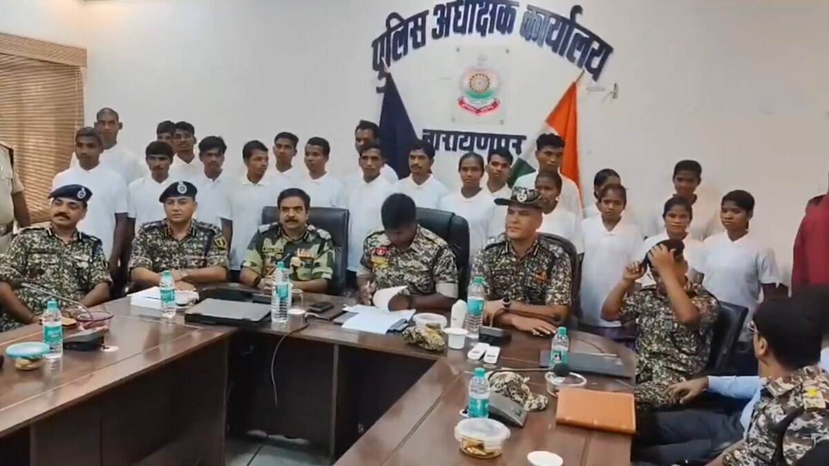 Narayanpur: ছত্তিশগড়ে মাওবাদী অভিযানে আত্মসমর্পণ ২২ নকশাল নেতার, সরকারী সুযোগসুবিধা প্রদানের আশ্বাস প্রশাসনের