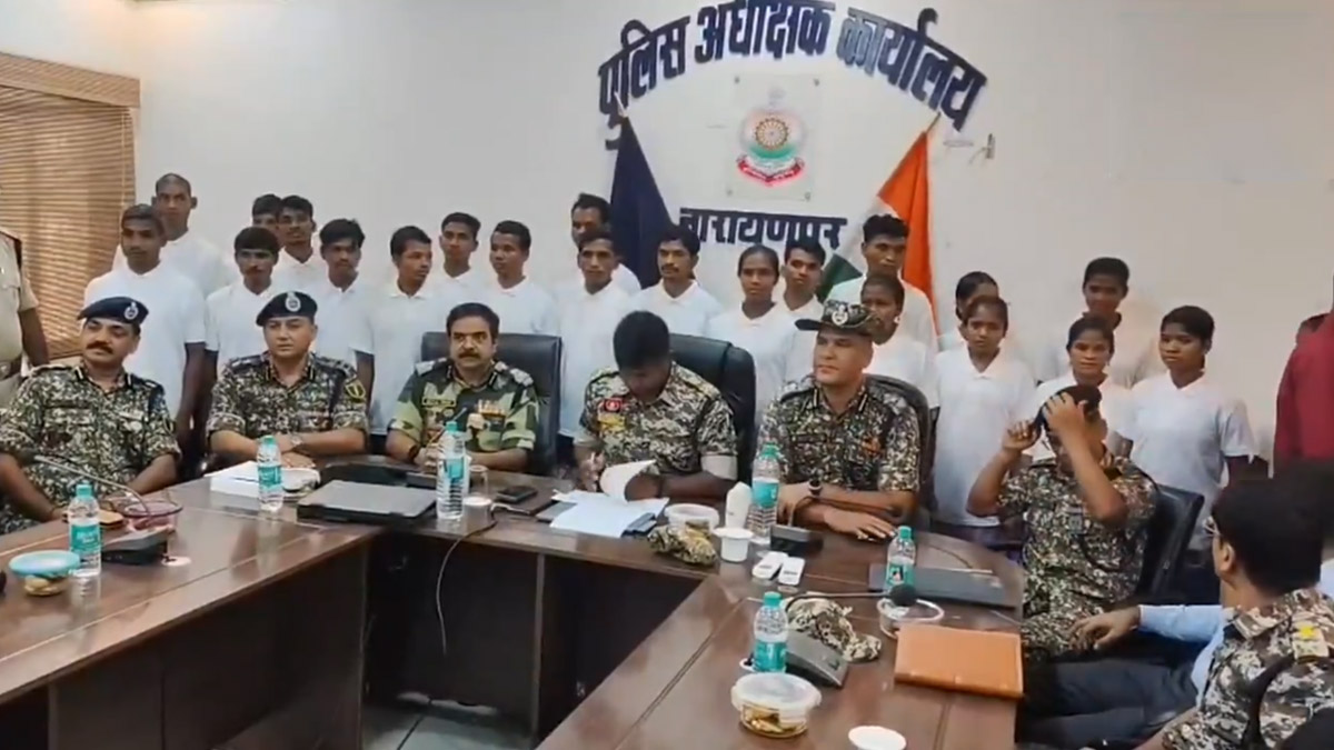 Narayanpur: ছত্তিশগড়ে মাওবাদী অভিযানে আত্মসমর্পণ ২২ নকশাল নেতার, সরকারী সুযোগসুবিধা প্রদানের আশ্বাস প্রশাসনের