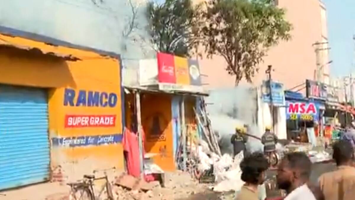 Madurai Fire: মাদুরাইতে কাগজের গুদামে অগ্নিকাণ্ড, আগুন নিয়ন্ত্রণের চেষ্টায় দমকল বাহিনী, দেখুন ভিডিয়ো