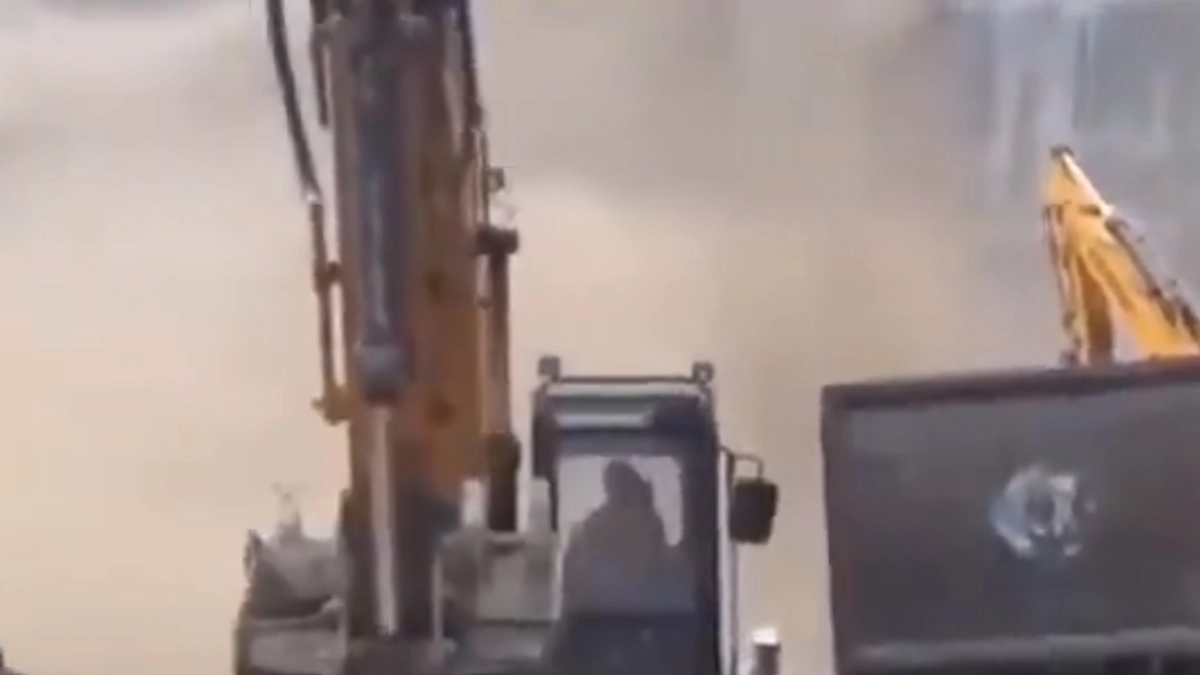 Himachal Pradesh Landslide Video: মেঘভাঙা বৃষ্টি হিমাচলের মান্ডিতে, তাসের ঘরের মত ধসে পড়ল সুড়ঙ্গ, দেখুন সাংঘাতিক ভিডিও