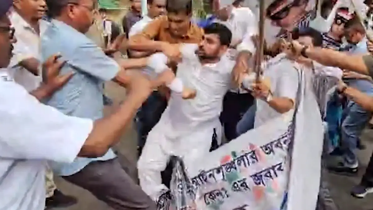 Congress: কালীগঞ্জে নাবালিকা হত্যাকাণ্ডে প্রতিবাদে কংগ্রেসের বিক্ষোভ, ডেপুটেশন জমা দিতে গিয়ে পুলিশের সঙ্গে ধস্তাধস্তি কর্মী সমর্থকদের