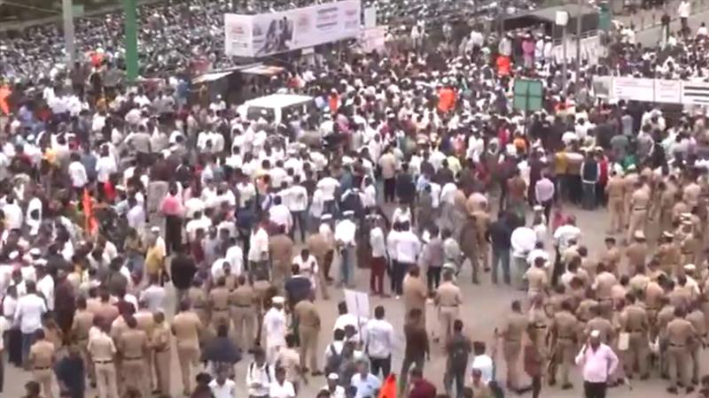 Maharashtra: ভাষা বিতর্কের প্রতিবাদে বিপুল সংখ্যক মানুষ জড়ো হয়েছেন