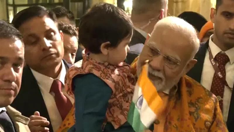 PM Modi Visits Argentina: মোদীর আগমনে আর্জেন্টিনার রাজধানী বুয়েনস আইরেসের হোটেলে বিশেষ আয়োজন প্রবাসী ভারতীয়দের, একরত্তিকে কোলে তুলে হাতে ধরালেন ভারতের পতাকা