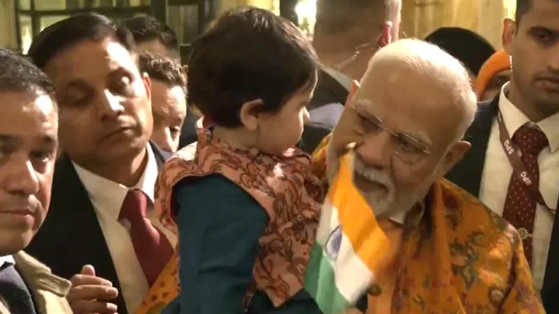 PM Modi Visits Argentina: মোদীর আগমনে আর্জেন্টিনার রাজধানী বুয়েনস আইরেসের হোটেলে বিশেষ আয়োজন প্রবাসী ভারতীয়দের, একরত্তিকে কোলে তুলে হাতে ধরালেন ভারতের পতাকা