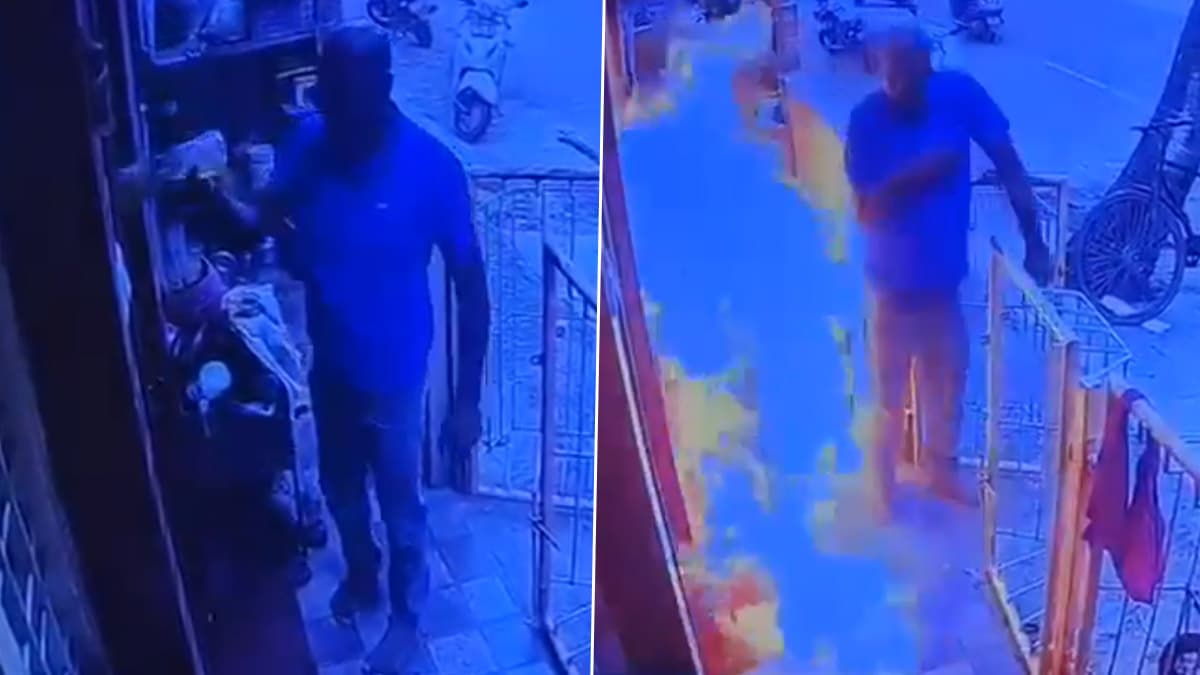 Bengaluru: আর্থিক বিবাদের জেরে আত্মীয়ের বাড়িতে আগুন লাগানোর অভিযোগ, ব্যক্তির কুকীর্তি ধরা পড়ল সিসিটিভি ক্যামেরায়, দেখুন