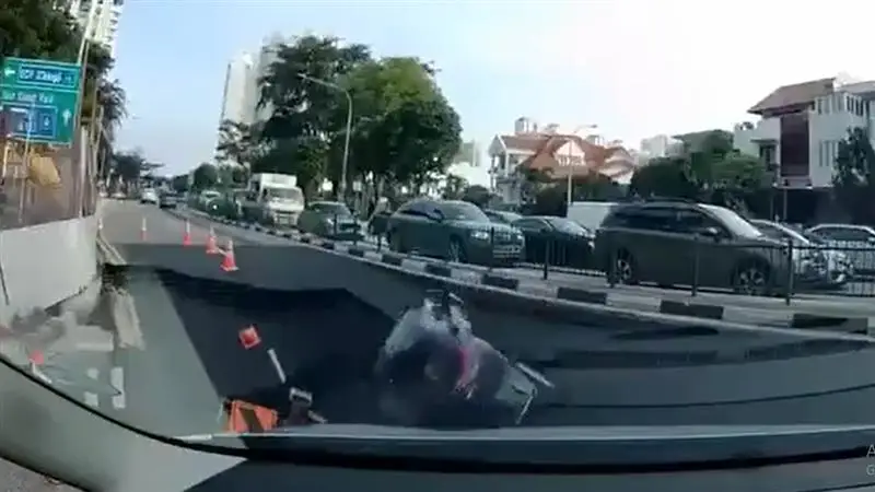 Sinkhole Viral Video: শহরের রাস্তায় আচমকাই তৈরি হওয়া সুড়ঙ্গে ঢুকে গেল মহিলার গাড়ি, তারপর কী হল, দেখুন ভিডিও