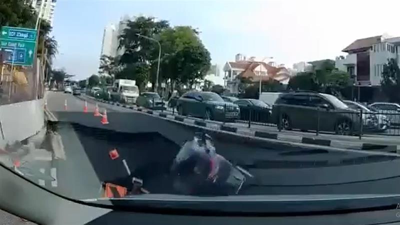 Sinkhole Viral Video: শহরের রাস্তায় আচমকাই তৈরি হওয়া সুড়ঙ্গে ঢুকে গেল মহিলার গাড়ি, তারপর কী হল, দেখুন ভিডিও