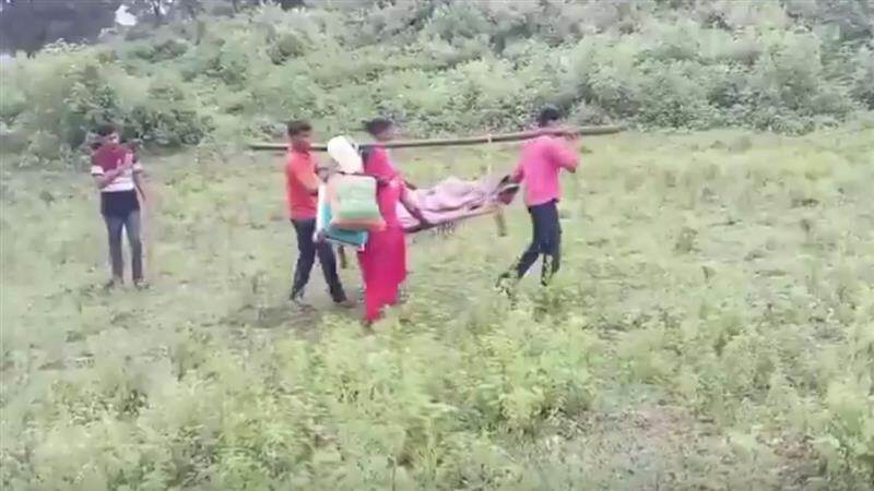 Madhya Pradesh: জলে ডুবে গিয়েছে রাস্তাঘাট, প্রসব যন্ত্রণায় ছটফট করতে থাকা দুই গর্ভবতী মহিলাকে গরুর গাড়ি ও খাটে করে নিয়ে যাওয়া হচ্ছে, দেখুন ভিডিও