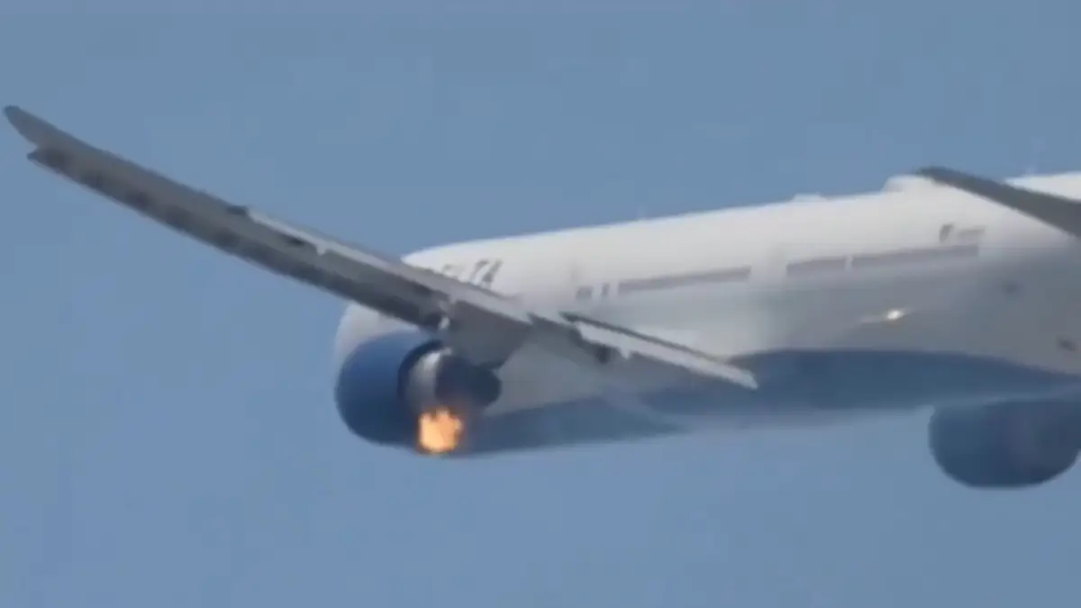 Delta Air Lines Flight Engine Catches Fire Mid-Air: মাঝ আকাশে দাউদাউ করে জ্বলছে বিমানের ইঞ্জিন, সাংঘাতিক দৃশ্য, কী হল তারপর?