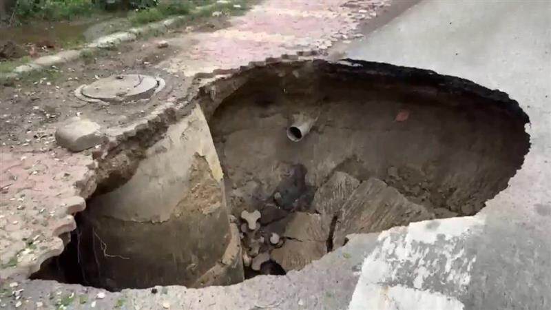 Noida Road: যোগী রাজ্যের নয়ডার রাস্তায় ধস নেমে বড় গর্ত, দেখুন ভিডিও